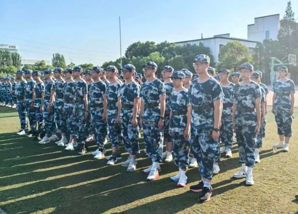 迷彩綻芳華，高中軍訓(xùn)火熱進(jìn)行中