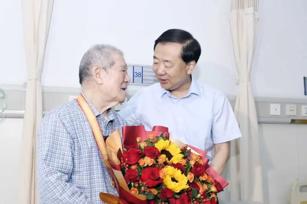 市領(lǐng)導(dǎo)走訪慰問抗戰(zhàn)老戰(zhàn)士