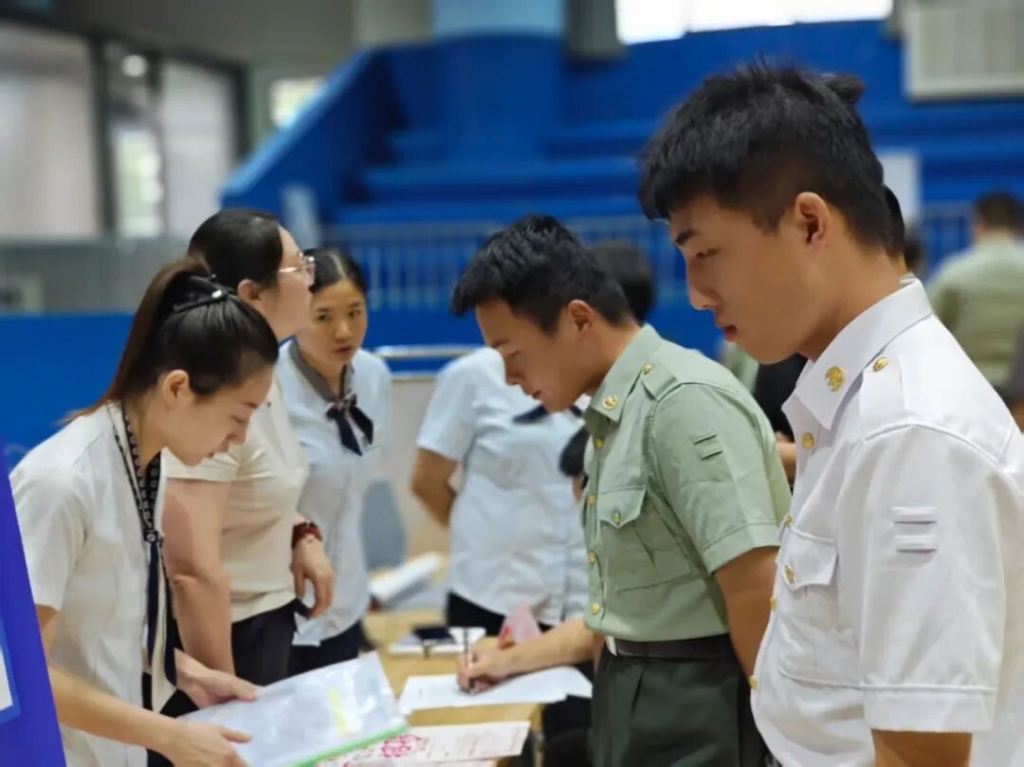 江陰舉辦2025年度自主就業(yè)退役軍人秋季專場(chǎng)招聘會(huì)